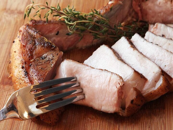 Vì sao không nên ăn thịt lợn tái?